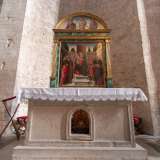 A destra e a sinistra del ciborio, negli absidi laterali, sono ospitati poi due altarini sormontati da due tele della met� del 400: si tratta di una tavola raffigurante la �Madonna col Bambino tra santi� di Bartolomeo Vivarini...